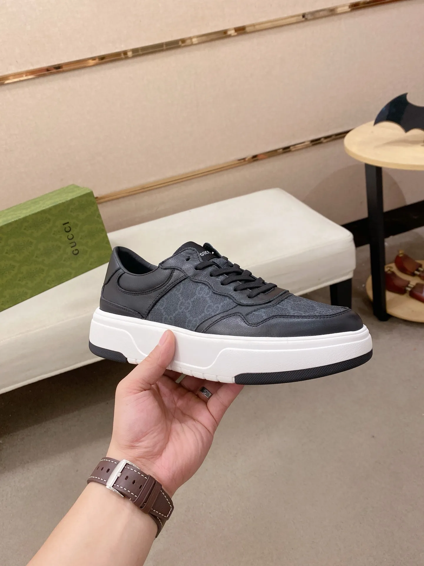 Men's shoes 💰 440 💰 High-quality new GUCCI counters are launched simultaneously. The new men's shoes, 😘fabrics are selected from imported cowhide, and the lining is sheepskin lining. 👍🏿 High-end ☄️ air-cushion molded anti-slip rubber outsole, exquisite lines, simple and elegant, comfortable and high-end for leisure travel. Code number: 38 to 44 (45 can be customized and cannot be returned or exchanged)